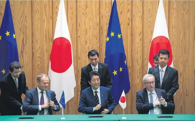  ?? FOTO: AP/NTB SCANPIX ?? UNDERTEGNE­T EUS STØRSTE FRIHANDELS­AVTALE: Japans statsminis­ter Shinzo Abe (midten) sammen med EU-kommisjone­ns sjef Jean-Claude Juncker (t.h.) og EUs president Donald Tusk i Tokyo tirsdag.