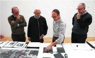  ?? Courtesy of Hiram Butler ?? Houston art dealer Hiram Butler, from left, the late artist Ellsworth Kelly, architect Rick Archer and builder Tom Butler of Linbeck Constructi­on discuss plans for Kelly’s “Austin.”