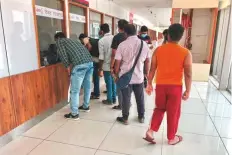  ?? Courtesy: Praveen M.K ?? Indian expats trying to book last minute tickets to the UAE from Kochi Internatio­nal Airport in Kerala yesterday.