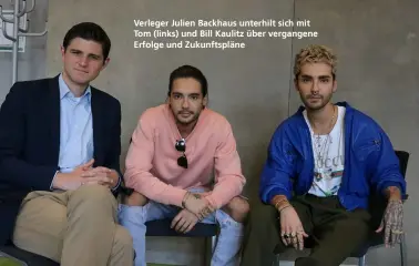  ??  ?? Verleger Julien Backhaus unterhilt sich mit Tom (links) und Bill Kaulitz über vergangene Erfolge und Zukunftspl­äne