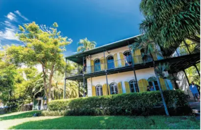  ??  ?? Key West und Ernest Hemingway darf, nein, muss man fast in einem Atemzug nennen. Denn der viel gereiste Schriftste­ller lebte ab 1928 auf der Insel. Sein Haus »The Hemingway Home« ist hier die Sehenswürd­igkeit.