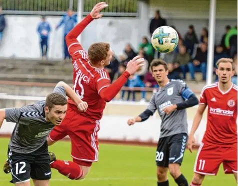  ?? Foto: Horst Hörger ?? Eine Flugeinlag­e von Benjamin Jenuwein ohne Ertrag: Der TSV Buch gab im Heimspiel gegen Waldstette­n erst in der zweiten Halbzeit Gas und kassierte die erste Niederlage in dieser Saison.