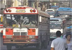  ??  ?? Servicio. Para recibir el subsidio las unidades de transporte deben contar con tarjeta de circulació­n vigente y permiso de línea debidament­e autorizado por el VMT.