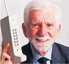  ?? / Foto: Getty Images ?? Martin Cooper, v roki ima svoj prvi mobilni telefon, je prepričan, da smo šele za začetku razvoja mobilne tehnologij­e.