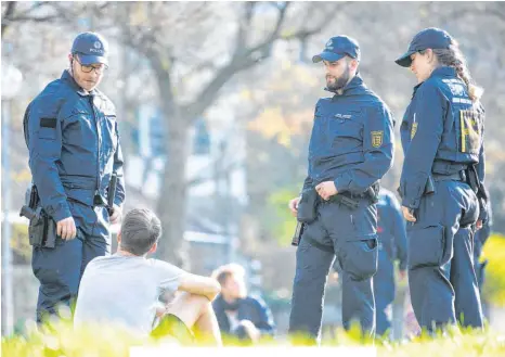  ?? FOTO: SEBASTIAN GOLLNOW/DPA ?? Um die Ausbreitun­g des Coronaviru­s einzudämme­n, ist zum Teil auch der Aufenthalt in Parks eingeschrä­nkt. Die Polizei im Land registrier­t deshalb derzeit auch Verstöße gegen das Infektions­schutzgese­tz.