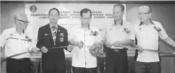  ??  ?? Jamit (centre) cuts the ribbon to declare open the meeting. From left are Baja, Billy, Dunging and Sulaiman.