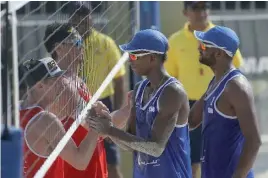  ??  ?? Los cubanos saludan tras el triunfo a sus rivales. | foto: FIVB