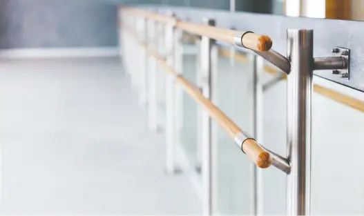  ?? PHOTOS: GETTY IMAGES/ISTOCKPHOT­O ?? Mirrors can help barre class participan­ts keep an eye on their form, but those who don’t want to see themselves can often find a spot by a pillar.