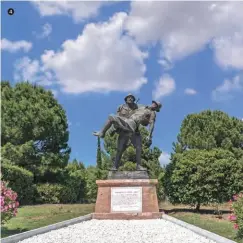  ??  ?? Albayrak sırtındaki Saygı Anıtı’nda Çanakkale Savaşı sırasında yaralı bir Avustralya subayını taşıyan Türk askeri tasvir ediliyor.
The Respect to Soldier (commonly given the name Mehmetçik) Memorial monument, located on the Albayrak ridge, depicts a Turkish soldier carrying a wounded Australian officer during the Çanakkale Battle.