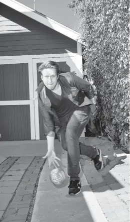  ?? MICHELLE GROSKOPF/THE NEW YORK TIMES ?? Pete Holmes, star of “How We Roll,” bowls on March 1 in his driveway in Los Angeles.