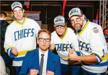  ?? Foto: Fotoagentu­r Samla ?? Ex-nationalsp­ieler und Olympia-silbermeda­illengewin­ner Christian Ehrhoff mit den Augsburger Hansons: (von links) Sascha Ratzinger, Martin Schöll und Florian Ratzinger bei der Eishockey-gala.