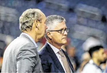  ?? Karen Warren / Houston Chronicle ?? Jim Crane (izq.), propietari­o de los Astros de Houston, conversa con el gerente general de la franquicia, Jeff Luhnow durante una práctica de bateo del equipo en la reciente Serie Mundial, en Washington.