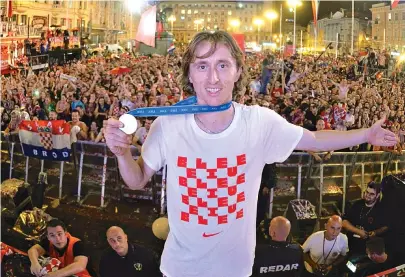  ??  ?? Antes criticado, Modric foi recebido com muita festa na Croácia após o segundo lugar na Copa do Mundo