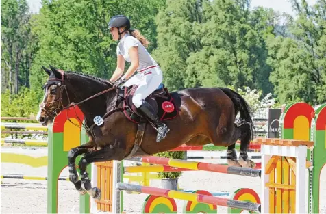  ?? Fotos: Erich Echter ?? Auf Gut Sedlbrunn ging es auch am zweiten Turnierwoc­henende spannend zu. Höhepunkt war die Springprüf­ung der Klasse S mit zwei Sternen. Der Sieg war hart umkämpft. Celina Fösterling schaffte es fehlerfrei ins Stechen, doch für das Podest reichte es...