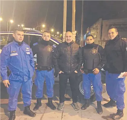  ??  ?? Presos. El “pastor justiciero” Mauricio Puñales (centro), junto a agentes de La Matanza que están detenidos.