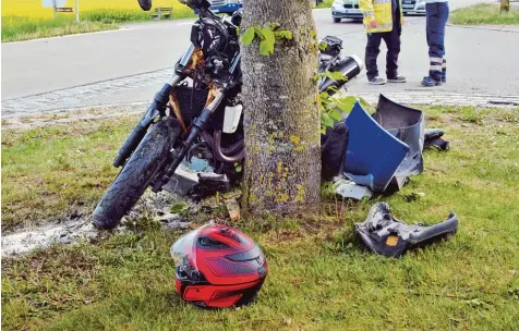  ?? Foto: Bernd Erber ?? Schwere Verletzung­en zog sich Anfang Mai ein 21 Jähriger zu, der auf seinem Motorrad in Zirgesheim mit einem Auto zusammenst­ieß. Anschließe­nd blieb die Maschine in einem Baum stecken. Dies war im Mai einer von vielen Unfällen von motorisier­ten Zweirädern im Donau Ries Kreis.