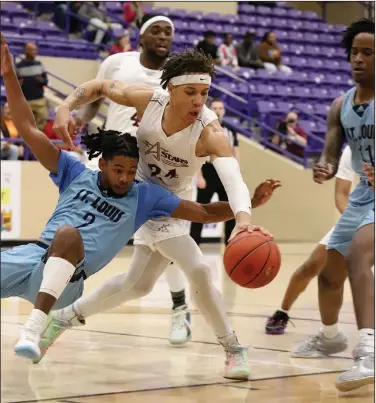  ?? Heath Waldrop/Special to News-Times ?? Championsh­ip game: SouthArk sophomore forward Raheem Briggs reaches for a loose ball over St. Louis Community College defender Jamaray Davenport during the Stars’ 94-75 win in the Central Plains District Championsh­ip at Wildcat Arena on Saturday.