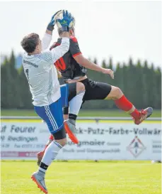  ?? FOTO: THOMAS WARNACK ?? In dieser Szene rettet Betzenweil­ers Torwart Samuel Reiter gegen Dürmenting­ens Angreifer Patrick Schlegel. Diesem gelingen zwar zwei Tore, doch den Platz als Sieger verlässt der Gastgeber.