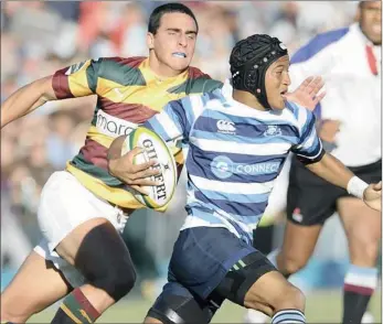  ?? Picture: INDEPENDEN­T ARCHIVES ?? SUCCESSFUL: Ryno Smith of Paarl Boys’ High is chased by Johan van Zyl of Paarl Gymnasium during the interschoo­ls match. This schools derby is recognised as the biggest in the world, attracting more than 20 000 spectators each year.