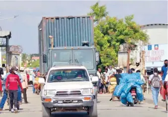  ?? ANEUDY TAVÁREZ ?? El paso de camiones ayer con mercancías hacia el norte de Haití era frecuente.