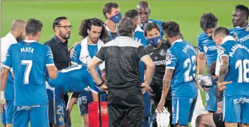  ??  ?? Bordalás, a la izquierda con gafas, junto a sus jugadores y ayudantes del cuerpo técnico en una de las pausas de hidratació­n en el Di Stéfano.