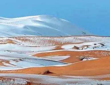  ??  ?? Mutamenti climatici Le dune del deserto algerino imbiancate dalla neve