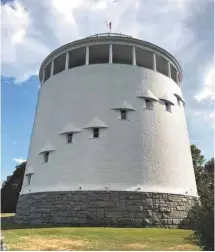  ??  ?? Le Thomas Hill Standpipe, château d’eau de Bangor, est tristement mentionné dans le roman It…