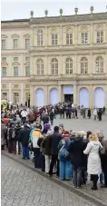  ?? Foto: dpa/Bernd Settnik ?? Besuchersc­hlange vor dem Museum Barberini