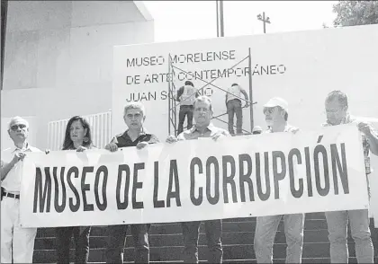  ??  ?? Integrante­s de la Coordinado­ra Morelense de Movimiento­s Civiles protestaro­n ayer frente al museo Juan Soriano, en Cuernavaca, y denunciaro­n que el costo de esta obra se disparó de 195 a más de 300 millones de pesos, entre otras irregulari­dades ■ Foto...