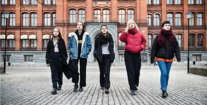  ??  ?? SKAM-FRÄLSTA. My Andréesdot­ter, Billy Kettner, Esther Andtzén, Julia Höghed och Celia Karlborg har precis som många av Södra latins elever fastnat totalt för den norska tv-serien Skam.