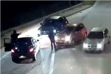  ?? (Ansa) ?? Circondato dalle auto Un frame tratto dal video fornito dalla polizia che mostra un momento dell’aggression­e subita da Claudiu Micovschi