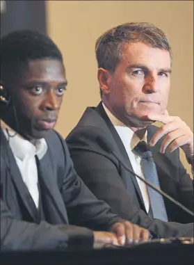  ?? FOTO: PEP MORATA ?? Robert Fernández ayer junto a Ousmane Dembélé en la presentaci­ón del francés