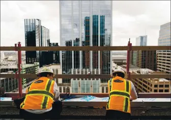  ?? ILANA PANICH-LINSMAN — THE NEW YORK TIMES ?? Brandywine Realty Trust is nearing completion on 405 Colorado, a 25-story office tower in Austin, Texas. The city is a hot spot for commercial real estate investment and a magnet for corporatio­ns looking to move to a high-tech hub.