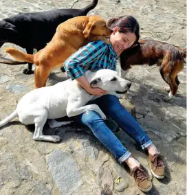  ?? FOTO CORTESÍA ?? Paula Correa es una visitante habitual del refugio Dejando Huella, que lleva diez años rescatando mascotas.