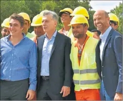  ?? CEDOC PERFIL ?? PERFIL ALTO. Iguacel (camisa azul) inauguró obras con Macri.