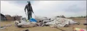  ?? HTFILE PHOTO ?? ▪ A farmer removing garbage after the event at Yamuna riverbank in New Delhi.