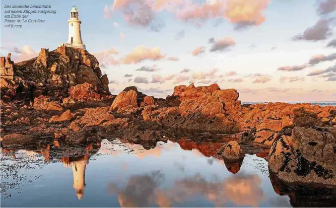  ?? ?? Der ikonische Leuchtturm auf einem Klippenvor­sprung am Ende der
Pointe de La Corbière auf Jersey.