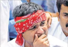  ?? DEEPAK GUPTA / HT PHOTO ?? An emotional Samajwadi Party supporter outside the SP office in Lucknow on Monday.