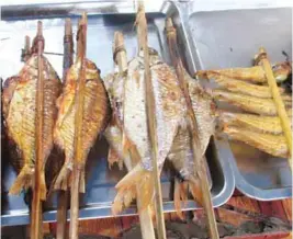  ??  ?? Grilled fishes from the Tonle Sap.