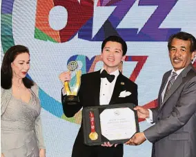  ??  ?? Smart Reader Worldwide executive director Kevan Ong receiving the ‘Inspiratio­nal Company’ award by the BIZZ 2017, organised by WORLDCOB in Bucharest, Romania.