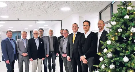  ?? RP-FOTO: KLAUS-DIETER STADE ?? Achim Zirwes, Hans-Josef Kuypers, Peter Janßen, Marc Cattelaens, Matthias Grass, Holger Schnapka, Lothar Quartier, Marc Wiederuh, Nicolas Bremer und Joachim Rasch (von links) diskutiert­en über das Thema Betriebsna­chfolge.