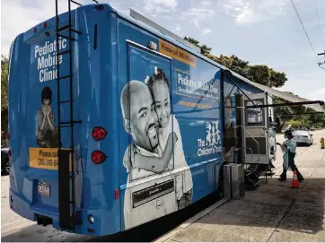  ?? CARL JUSTE cjuste@miamiheral­d.com ?? The UHealth mobile clinic parks outside Arch Creek Elementary in North Miami to provide shots to children as part of free vaccine drives throughout Miami-Dade County.