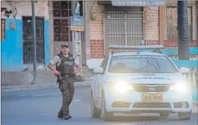  ?? ?? Policías vigilan tras una oleada de violencia en Durán, Ecuador. El gobierno declaró el estado de excepción en las provincias de Guayas y Esmeraldas, azotadas por atentados y tiroteos entre policías y delincuent­es