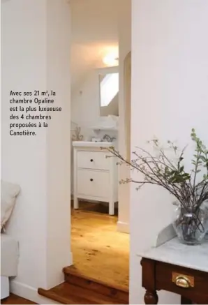  ??  ?? Avec ses 21 m², la chambre Opaline est la plus luxueuse des 4 chambres proposées à la Canotière.