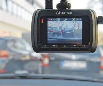  ?? FOTO: DPA ?? Die Straße im Blick: Dashcams dienen für manche Autofahrer dazu, die Fehltritte anderer Verkehrste­ilnehmer zu dokumentie­ren.