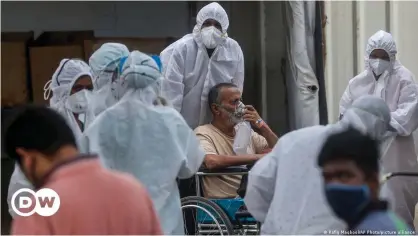  ??  ?? Health workers attend to a patient at the Jumbo COVID-19 filed hospital in Mumbai