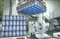  ?? PROVIDED TO CHINA DAILY ?? Standardiz­ed pallets are used to carry infant milk powder containers at a production line of Junlebao Dairy Co in Shijiazhua­ng, Hebei province.