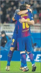  ?? FOTO: PEP MORATA ?? El abrazo de Messi y Suárez