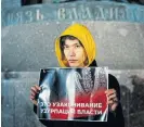  ?? /AFP ?? Dissent: A demonstrat­or holds a placard reading ‘This is the legitimisa­tion of power’s usurpation’ near the Kremlin in Moscow on March 10.