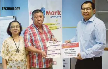  ?? PIC BY SHAZREEN ZAMZURI ?? Newspaper head of sales (sales and distributi­on) Alfian Alias (right) handing over the prize to winners (from left) Ng Ah Mak and Loo Suen Ke at the NSTP retail digital roadshow at Balai Berita Shah Alam yesterday.